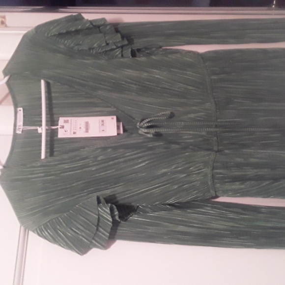 SALE. NWT Ladies Green Blouse WAS 24.00 NOW 19.00 - Picture 2 of 7